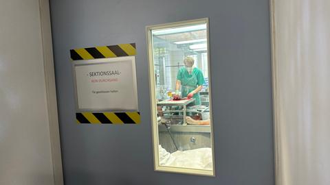 Blick in einen Sektionssaal in der Frankfurter Rechtsmedizin, wo die Leichen von Corona-Toten untersucht werden