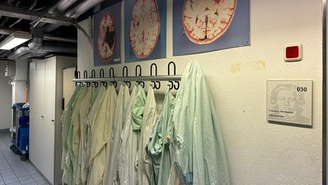 Garderobe mit Kitteln in der Frankfurter Rechtsmedizin, wo die Leichen von Corona-Toten untersucht werden