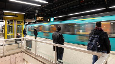 Wartende Fahrgäste vor losfahrender U-Bahn an der Station Konstablerwache.