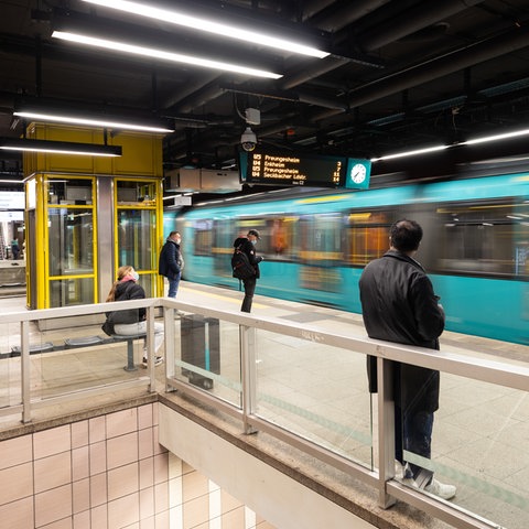 Wartende Fahrgäste vor losfahrender U-Bahn an der Station Konstablerwache.