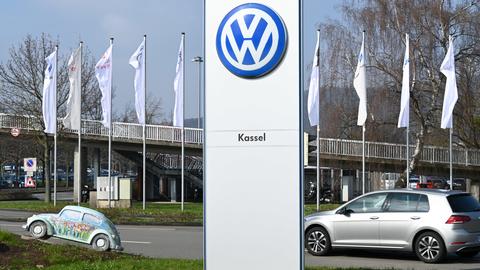 Das VW-Werk Kassel in Baunatal. Volkswagen will die Fertigung in vielen Werken aufgrund der wachsenden Gefahr für die Belegschaft unterbrechen. Am vergangenen Wochenende wurden Coronavirus Fälle in Baunatal bei Kassel sowie im Stammwerk Wolfsburg bekannt. 