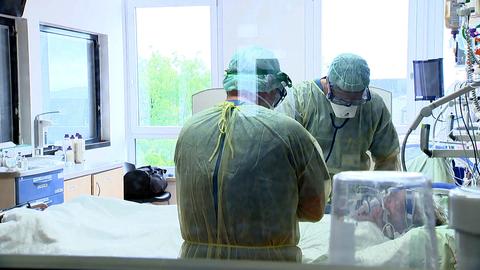 Arzt Hendrik Halfar (rechts) und Krankenpfleger Markus Dienst bei der Behandlung eines Covid-19-Patienten im Uniklinikum Gießen