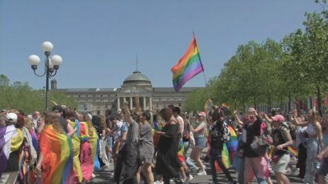 Der Demonstrationszug zum CSD in Wiesbaden.