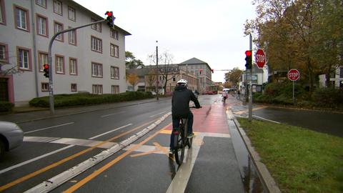 Neue Fahrradspur am Darmstädter Friedensplatz
