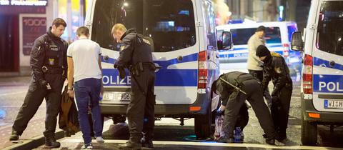 Polizisten kontrollieren mögliche Drogendealer im Frankfurter Bahnhofsviertel.