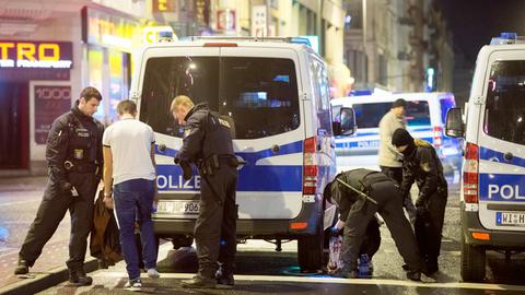 Politieagenten kunnen de drugsdealer in het Frankfurter Bahnhofsviertel controleren.