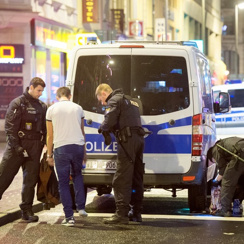 Polizisten kontrollieren mögliche Drogendealer im Frankfurter Bahnhofsviertel.