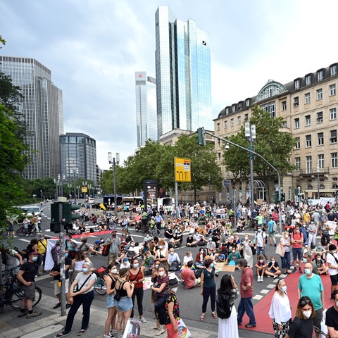 Demonstranten beim Klimastreik von Fridays for Future in der Frankfurter Innenstadt