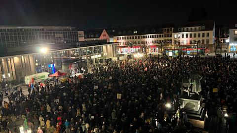 Blick von oben auf die Demonstrationsteilnehmer in Hanau