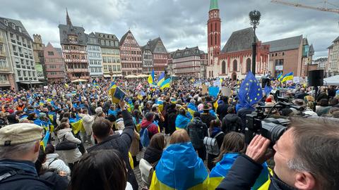 Solidaritätsdemo mit der Ukraine auf dem Frankfurter Römerberg.