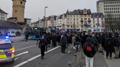 Die Demonstranten an der Frankfurter Bockenheimer Warte zeigten ihre Solidarität mit den Hausbesetzern.