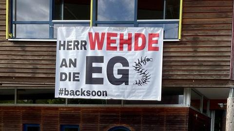 Ein Plakat fordert die Rückkehr des Lehrers