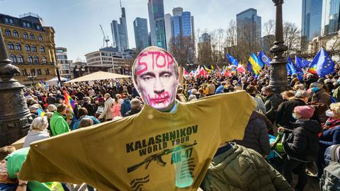 Tausende Menschen haben in Frankfurt gegen den Ukraine-Krieg demonstriert.