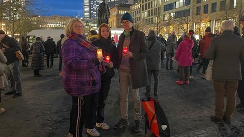 Rund 50 Teilnehmende kamen bei der gemeinsamen Demo auf dem Goetheplatz in Frankfurt zusammen. 