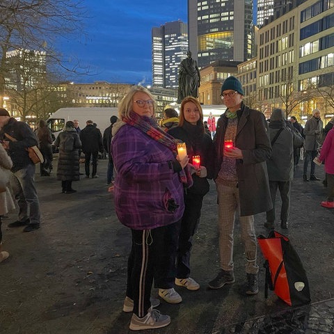 Rund 50 Teilnehmende kamen bei der gemeinsamen Demo auf dem Goetheplatz in Frankfurt zusammen. 