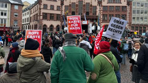 Frankfurterinnen und Frankfurter demonstrieren gegen Rechtsextremismus vor dem Römer.