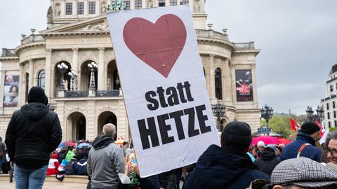 Bei einer Demonstration ist ein Schild zu sehen mit der Aufschrift "Herz statt Hetze".