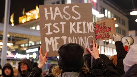 Ein Schild mit der Aufschrift "Hass ist keine Meinung" ist bei einer Demonstration "Demokratie verteidigen" zu sehen. 