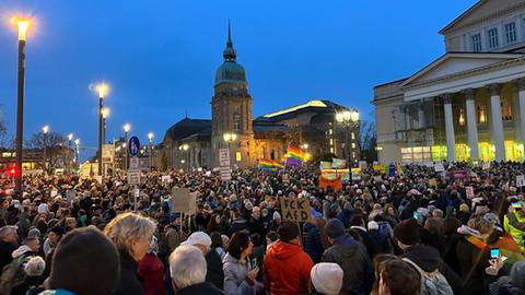 Menschenmassen auf dem Karolinenplatz in Darmstadt