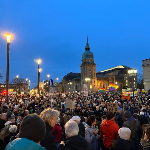 Menschenmassen auf dem Karolinenplatz in Darmstadt