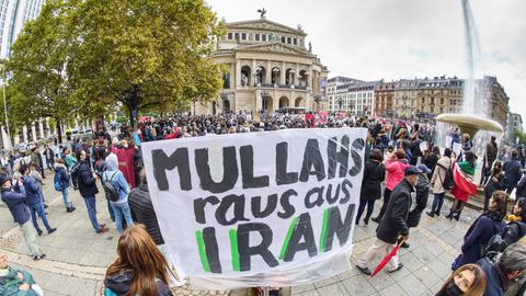 "Mullahs raus aus dem Iran" steht auf einem Transparent.