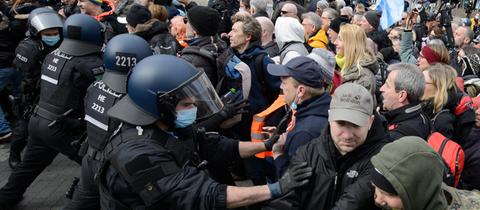 Polizeikräfte und Demonstranten der Kundgebung "Freie Bürger Kassel - Grundrechte und Demokratie" geraten aneinander.