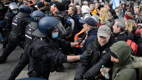 Polizeikräfte und Demonstranten der Kundgebung "Freie Bürger Kassel - Grundrechte und Demokratie" geraten aneinander.