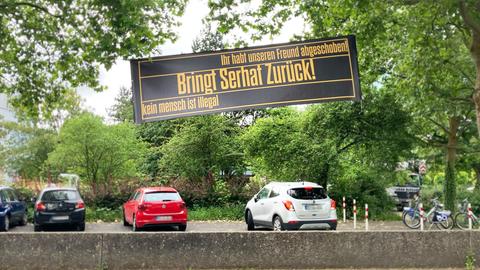 Plakat mit Aufschrift