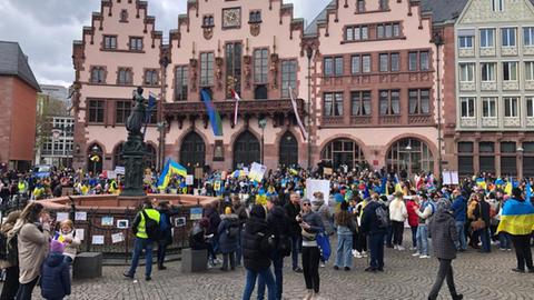 Für die Ukraine demonstrierten bis zu 2.500 Menschen auf dem Römerberg und am Rossmarkt.