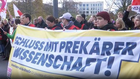 Demonstrierende vor der Goethe-Uni in Frankfurt