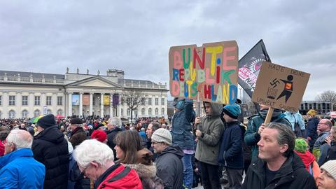 Demo am Samstag in Kassel auf dem Friedrichsplatz: "Für Demokratie und Vielfalt"