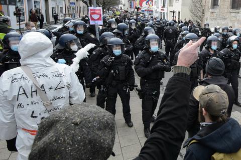 Einsatzkräfte bei der Demo gegen Corona-Maßnahmen in Kassel