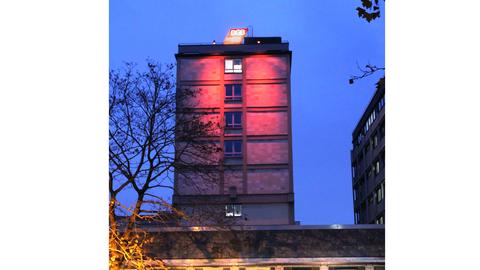 DGB-Haus in Frankfurt orange angestrahlt