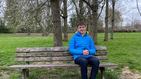 Dima Saienko aus der Ukraine: Teenager mit Jeans und blauer Winterjacke