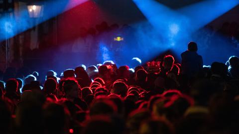 Feiernde in einer Disco