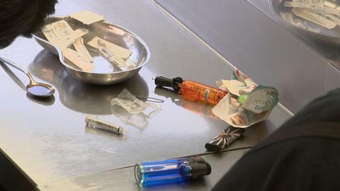 Einblick in den Druckraum. Detailaufnahme der Utensilien, die es zum Anfertigen einer Drogenspritze gebraucht werden.