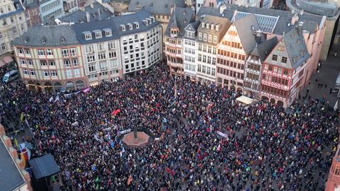 Über 130 Organisationen riefen zu der Kundgebung auf dem Römerberg auf. Das Motto: "Frankfurt steht auf für Demokratie"