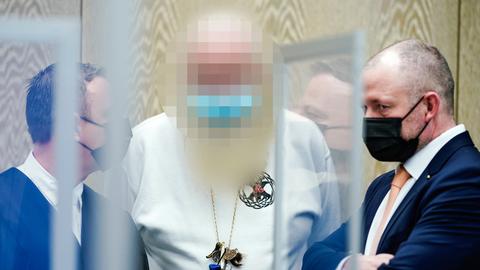 Der selbsternannte Druide vor Gericht in Mannheim mit Anwälten