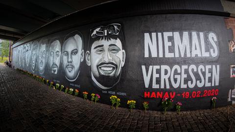 Graffito unter der Frankfurter Friedensbrücke zum Gedenken an die Opfer des Anschlags von Hanau