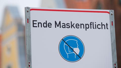 Schild: Ende Maskenpflicht