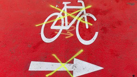 Durchgestrichene Markierungen auf einer Fahrradspur