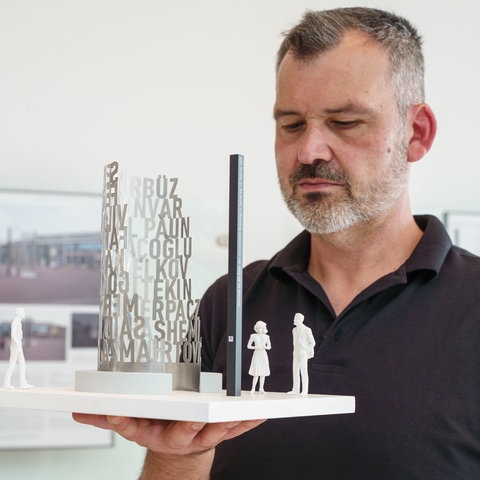 Der Künstler Heino Hünnerkopf aus Wertheim zeigt bei einer öffentlichen Präsentation sein Modell mit dem Titel "Einschnitt" als einen von fünf Entwürfen für ein Mahnmal, das künftig an die neun Opfer des rassistischen Anschlags in Hanau erinnern soll. 