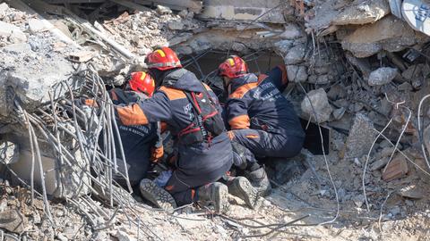 Helfer haben in Antakya einen Tunnel zu einer verschütteten Frau gegraben. Doch sie können die Frau nicht retten.