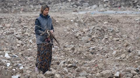 Die 14-jährige Feride sammelt in den Trümmern abgerissener Häuser in Antakya Metall, um durch den Verkauf ein paar Lira zu verdienen. 