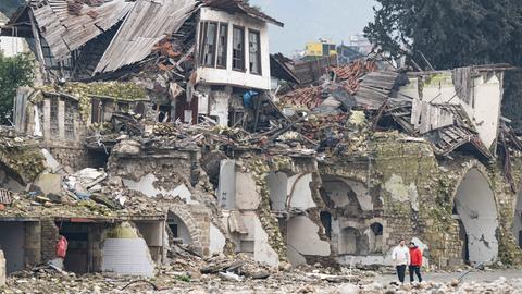 Auch Jahr nach dem Erdbeben ist die Zerstörung - wie hier in der Provinz Hatay - noch allgegenwärtig.