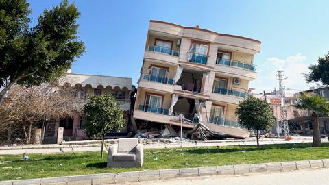 Ein Haus wurde schwer beschädigt und steht schief in der Erdbebenregion.