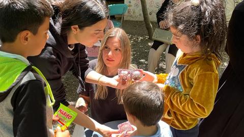 Yekta und Derya als Helferinnen in der Türkei umgeben von Kindern