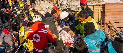 Die 82-jährige Hatice Korkut (M.) wird lebend aus einem zerstörten Gebäude gerettet.