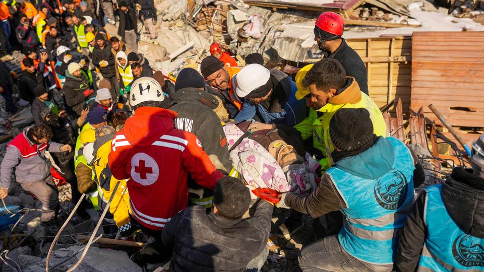 Erdbeben in der Türkei und Syrien: Flaggen auf Halbmast und Spenden für Opfer