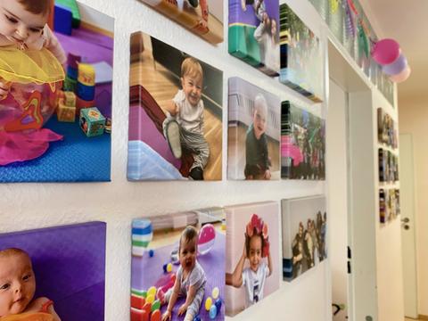 An den Wänden des Familienzentrums hängen bunte Fotos der Kinder